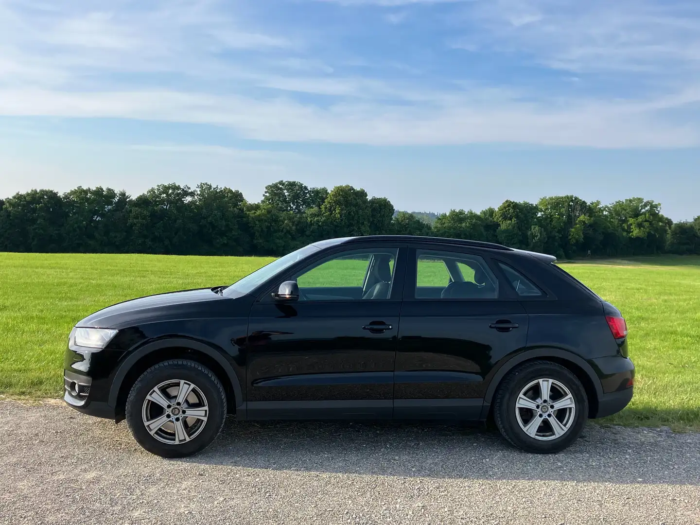 Audi Q3 1. Hand, TÜV neu, Anhängek., Scheckheftgepfl Black - 2
