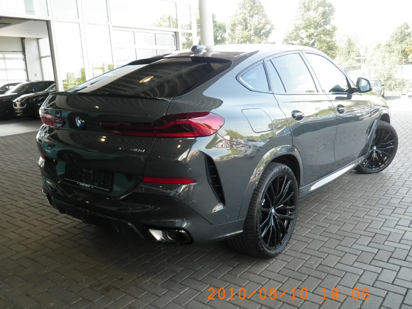 BMW X6 xDrive 40d M Sport Sportpaket HUD AD StandHZG AHK- Grau - 2