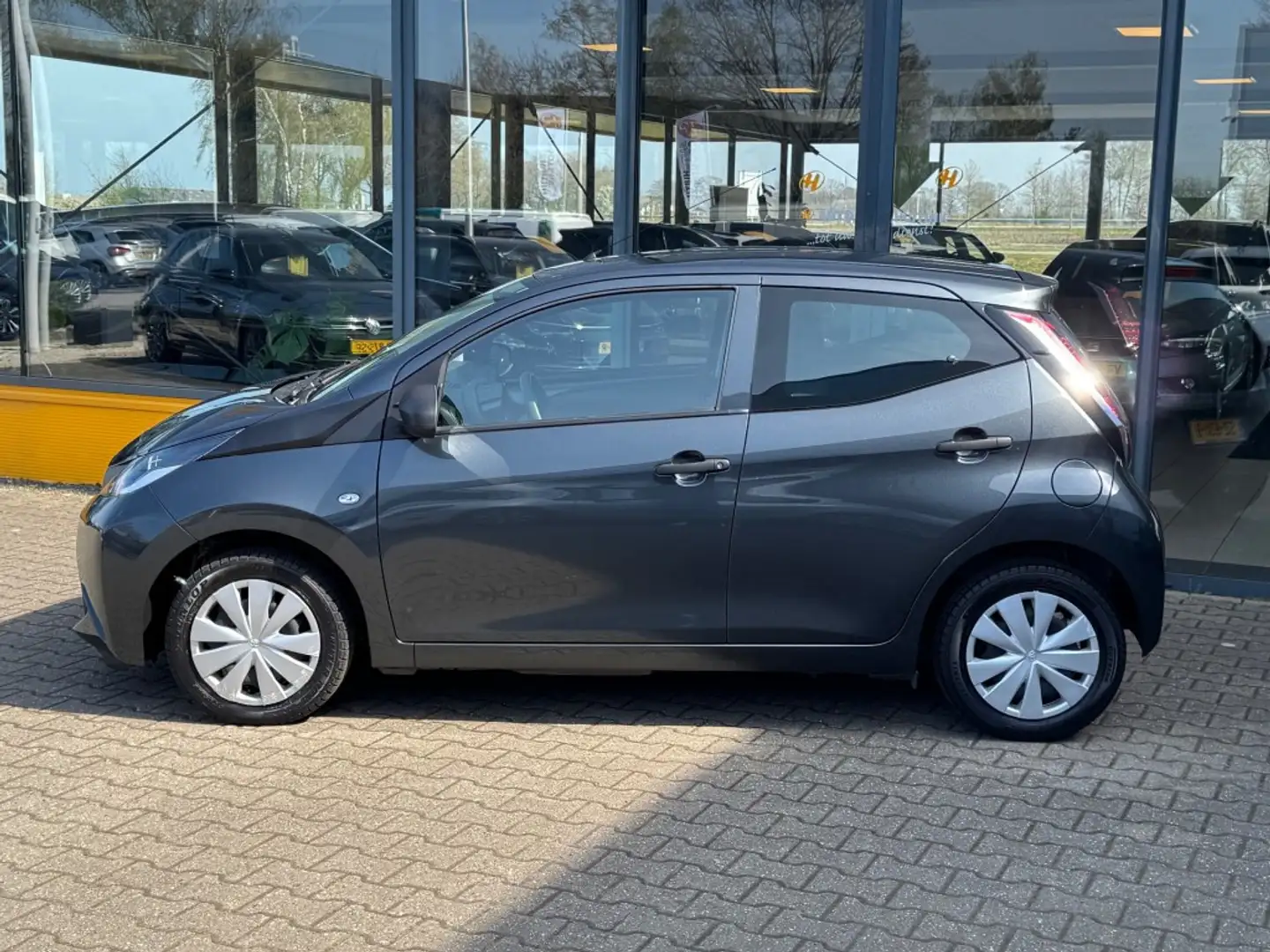 Toyota Aygo 1.0 VVT-i X-Fun - airco - 5drs - elek. ramen Grau - 2