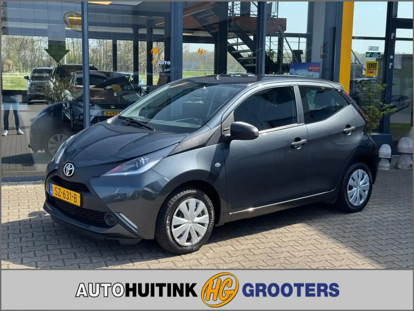 Toyota Aygo 1.0 VVT-i X-Fun - airco - 5drs - elek. ramen Grau - 1