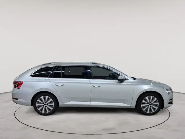 Skoda Superb view 3