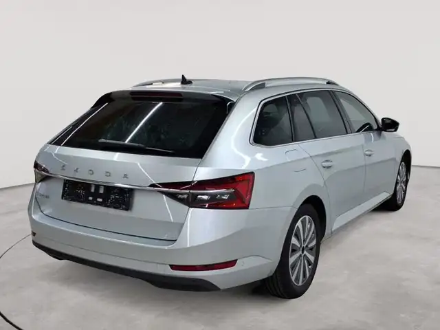 Skoda Superb view 4