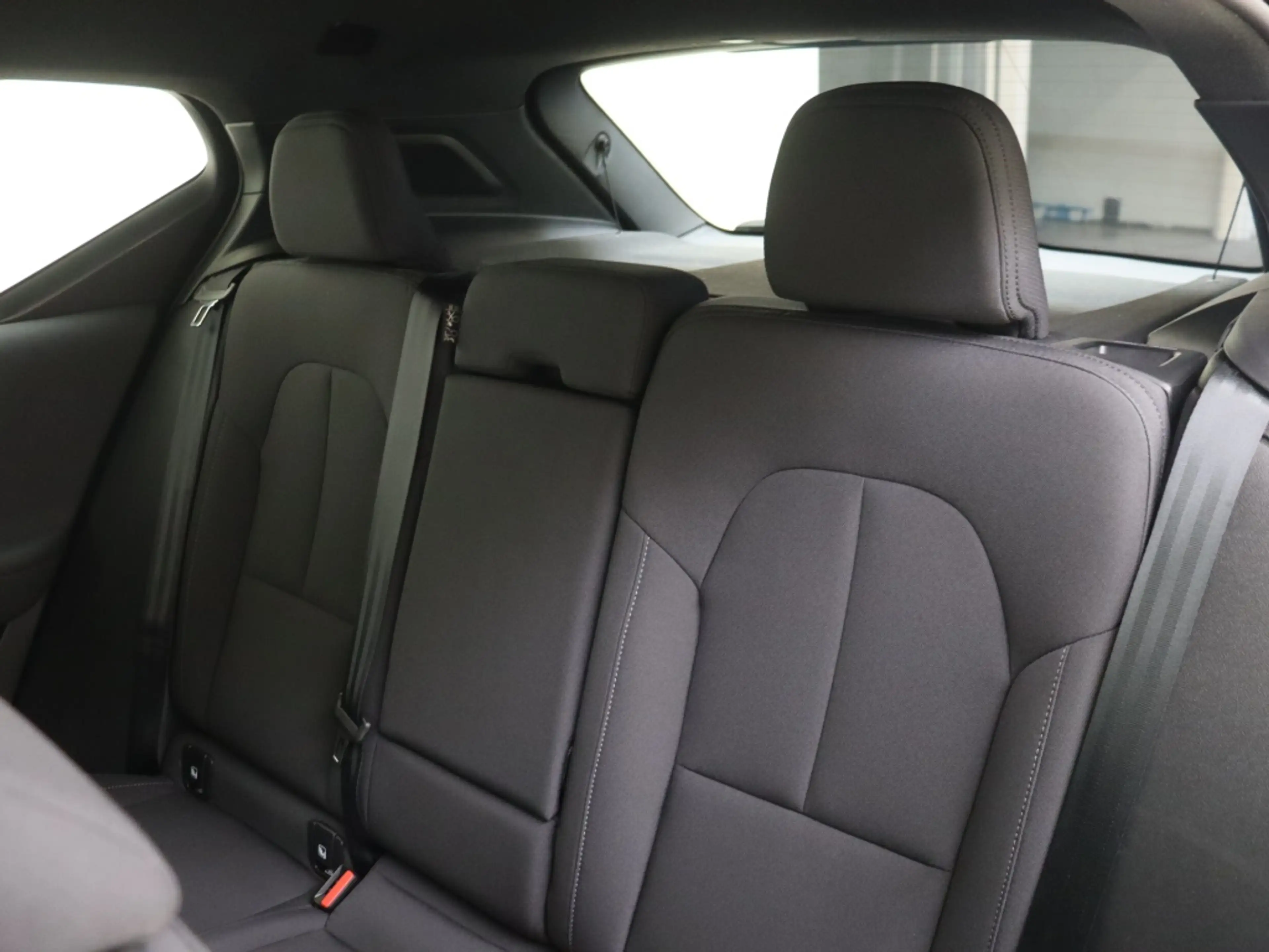 Volvo EX40 Extended Plus 82 kWh | Trekhaak | All-Seasonbanden — photo 7