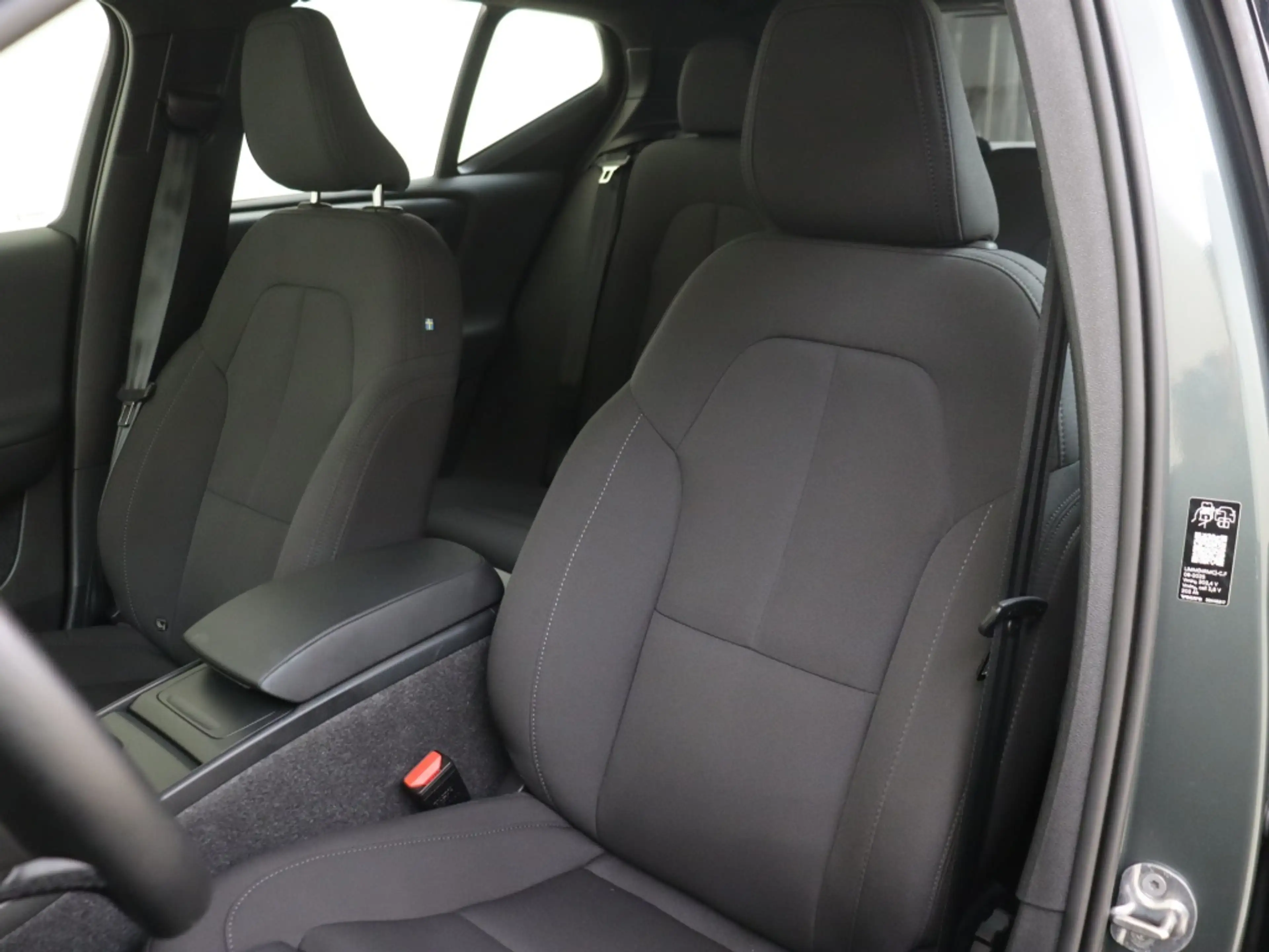 Volvo EX40 Extended Plus 82 kWh | Trekhaak | All-Seasonbanden — photo 15