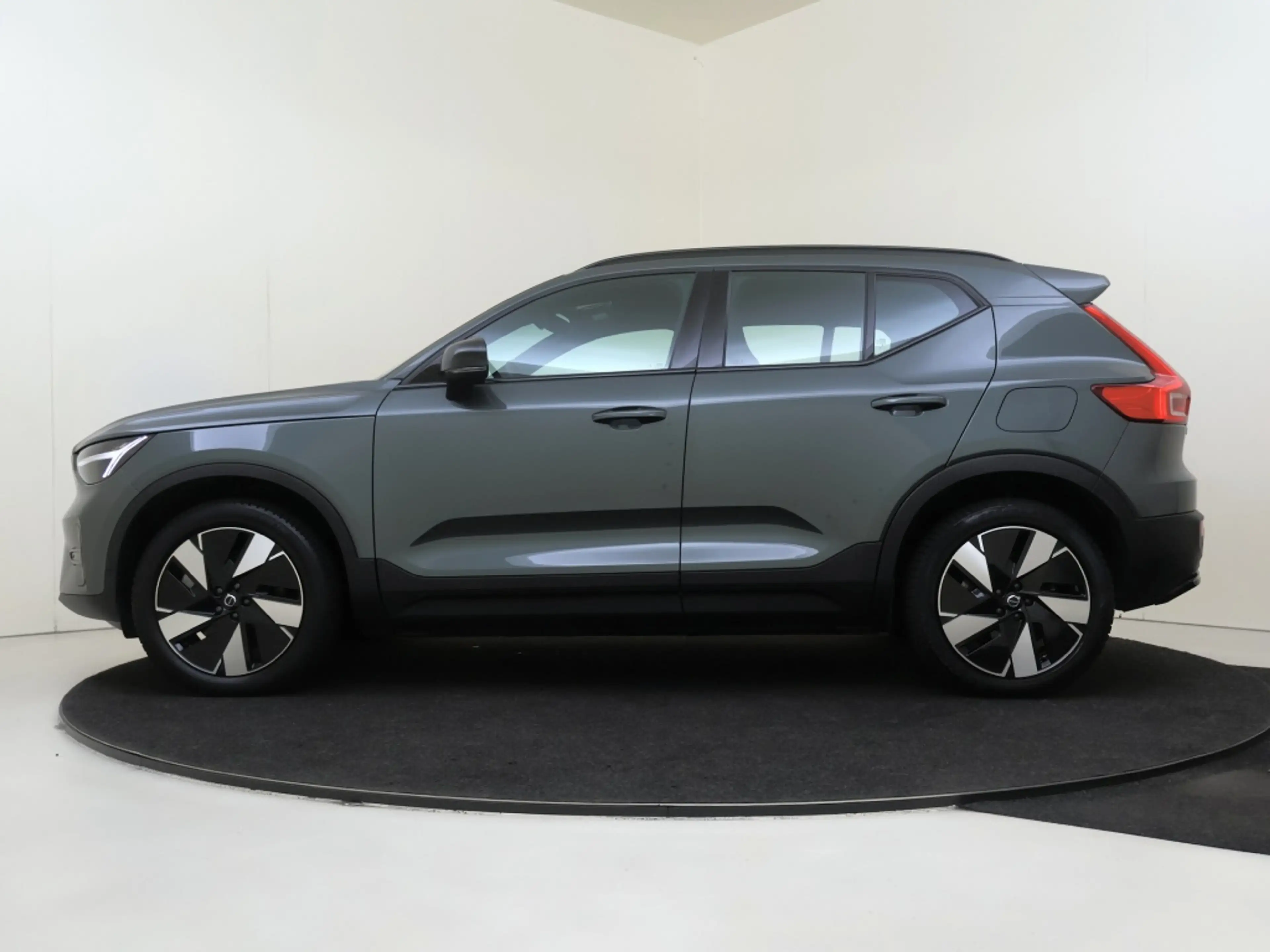 Volvo EX40 Extended Plus 82 kWh | Trekhaak | All-Seasonbanden — photo 2