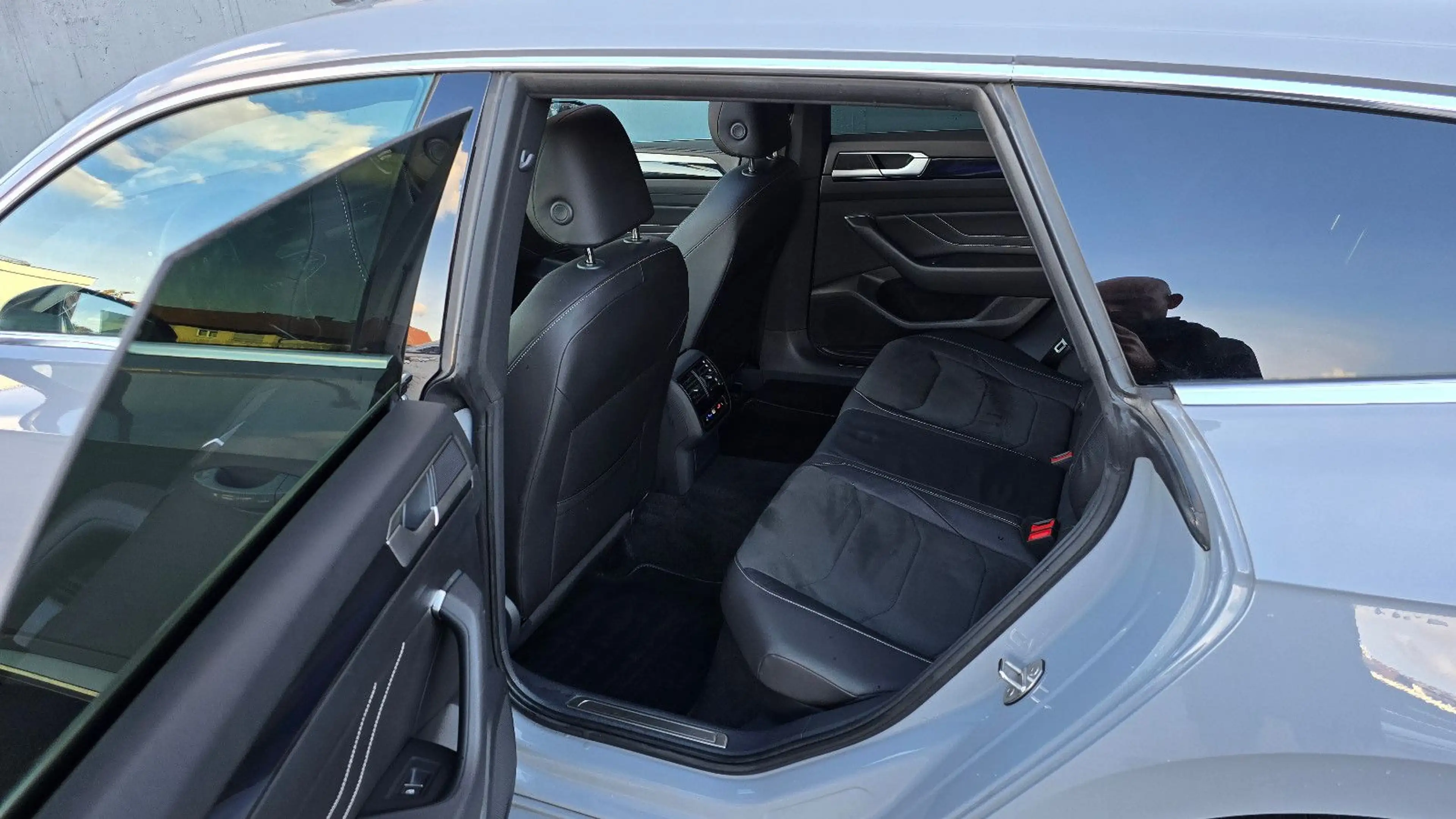 Volkswagen Arteon 2.0TDI DSG 3 x R-Line Pano/Nav/ACC/AHK/19 — photo 9