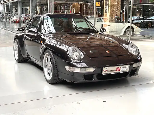 Porsche 911 view 3