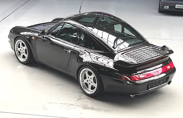 Porsche 911 view 6
