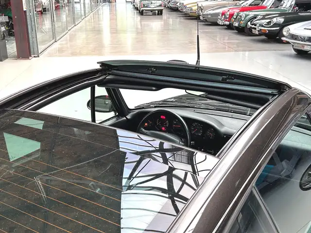 Porsche 911 view 9