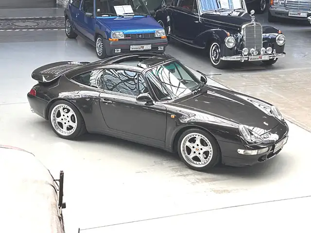 Porsche 911 view 12