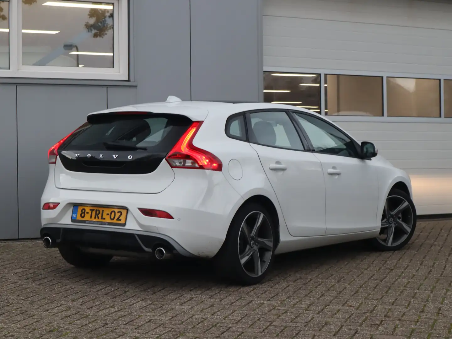 Volvo V40 1.6 T2 R-design / Panorama dak / Trekhaak Wit - 2