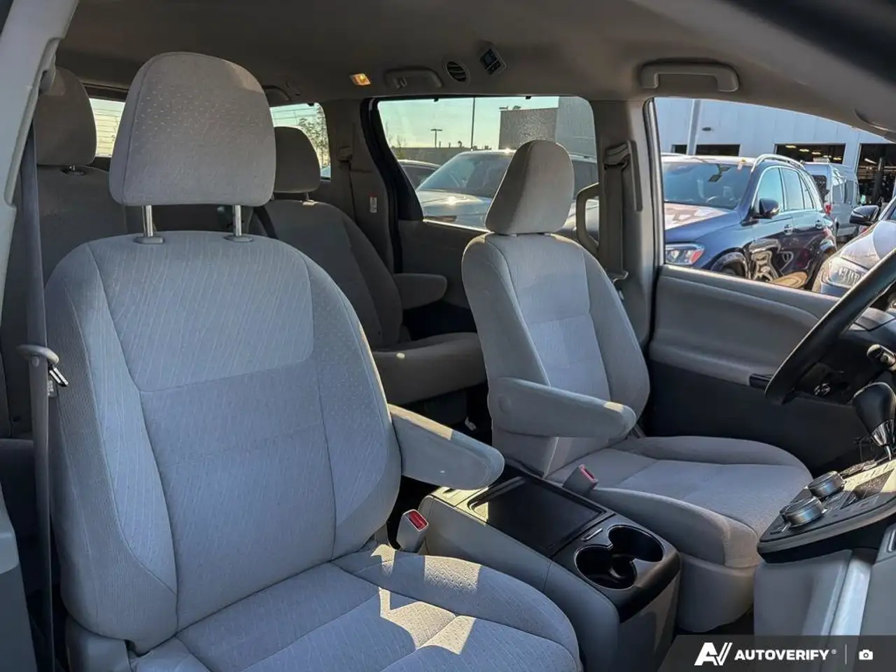 Toyota Sienna снимка Toyota Sienna