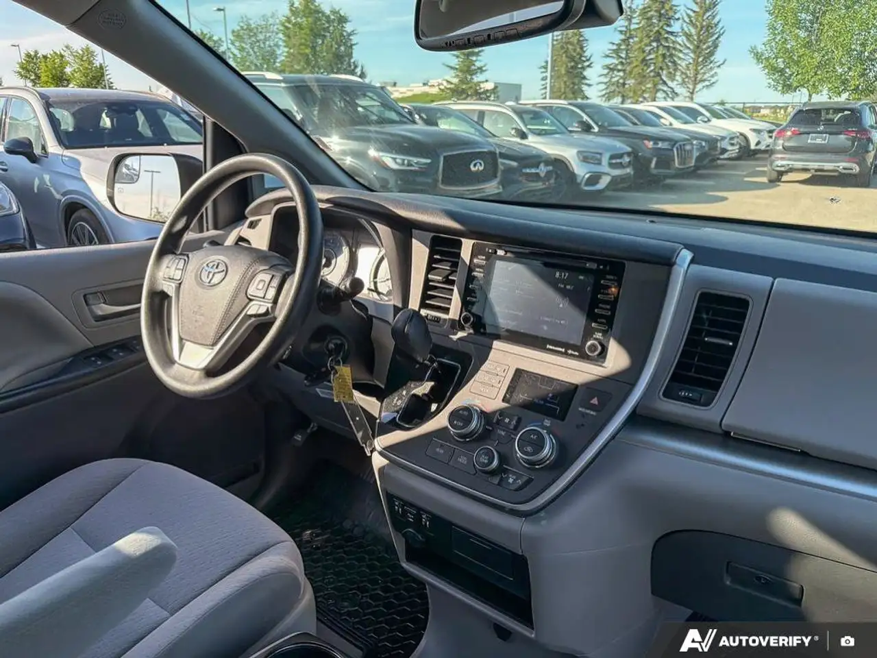 Toyota Sienna снимка Toyota Sienna