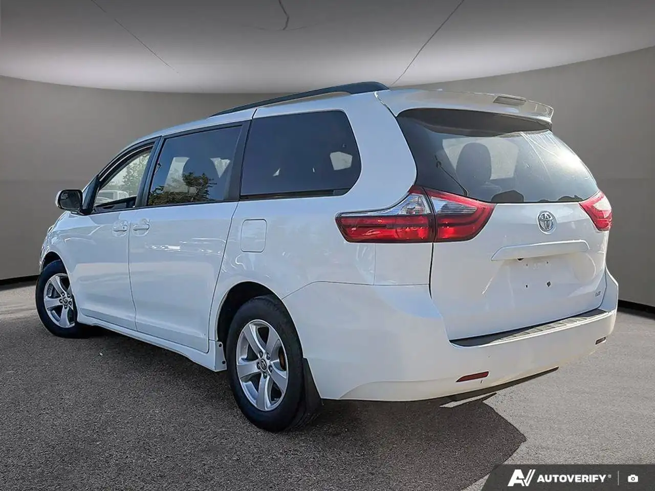 Toyota Sienna снимка Toyota Sienna