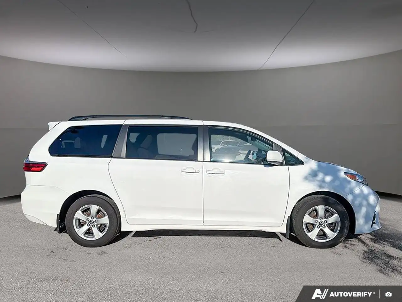Toyota Sienna снимка Toyota Sienna