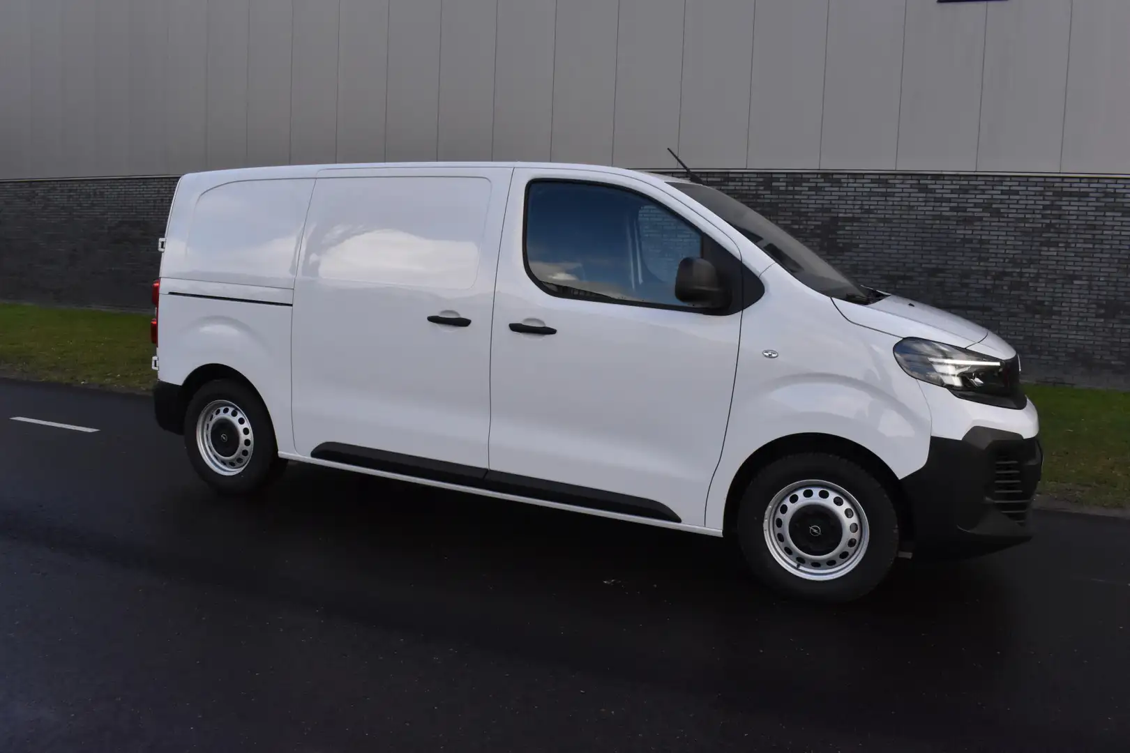 Opel Vivaro 2.0 BlueHDi 145 S&S L2 Lengte 2, 3-zitter, automaa Wit - 2