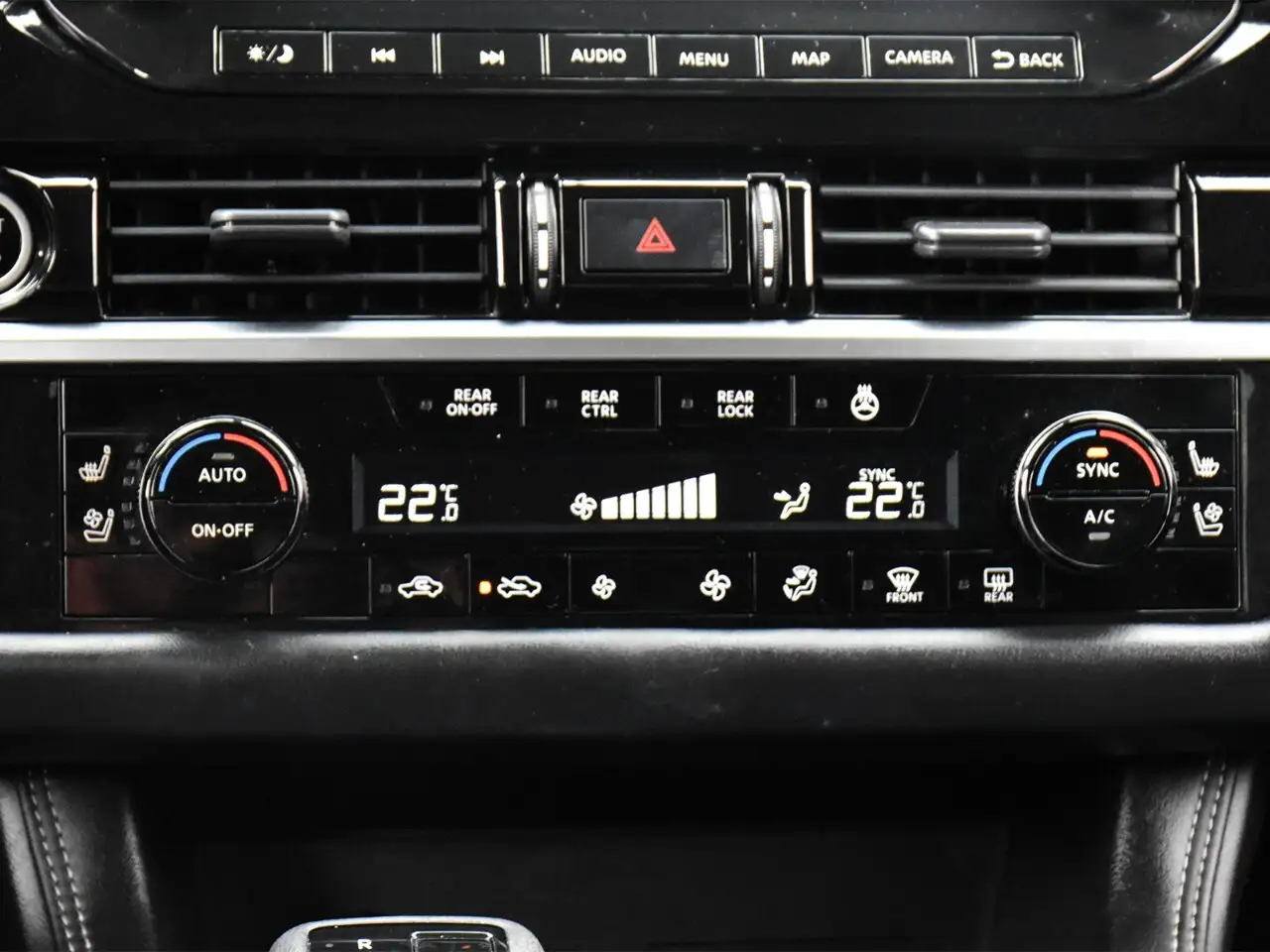 Nissan Pathfinder снимка Nissan Pathfinder