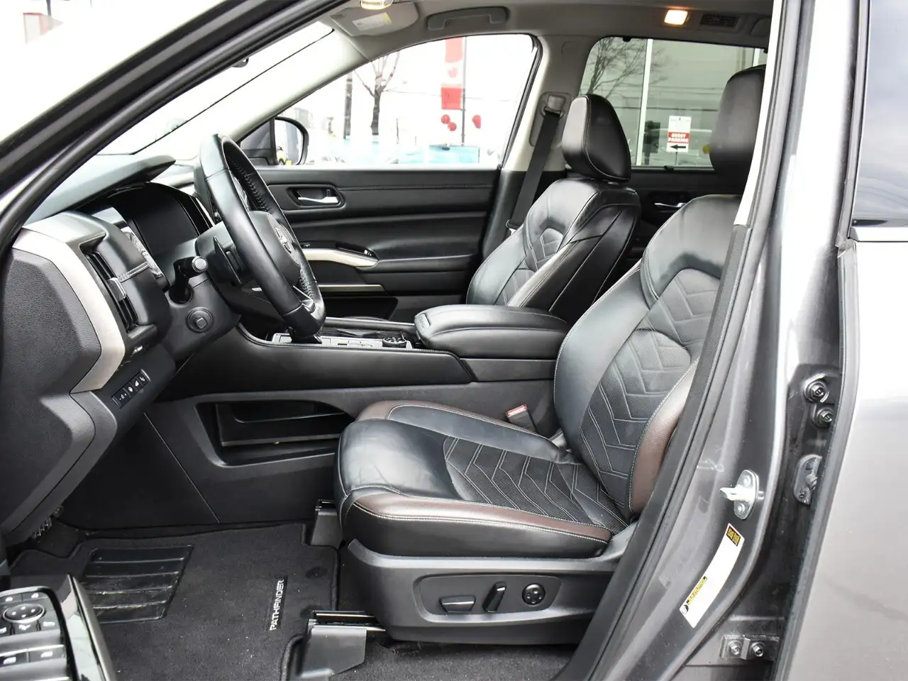 Nissan Pathfinder снимка Nissan Pathfinder