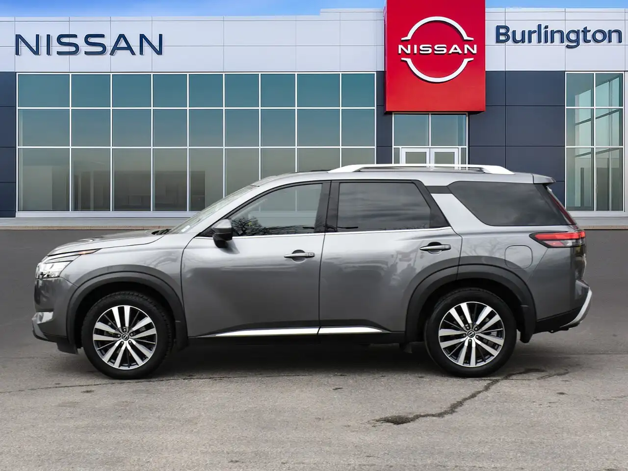 Nissan Pathfinder снимка Nissan Pathfinder