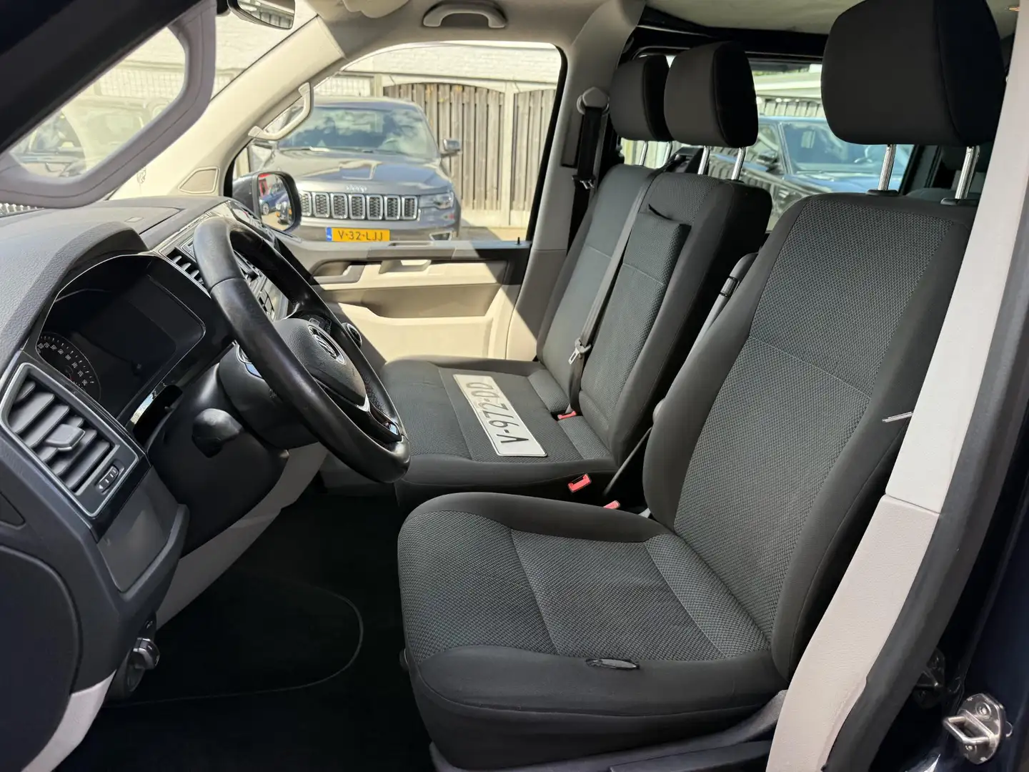 Volkswagen T6 Transporter 2.0 TDI L2H1 DC 6 persoons Highline Blauw - 2