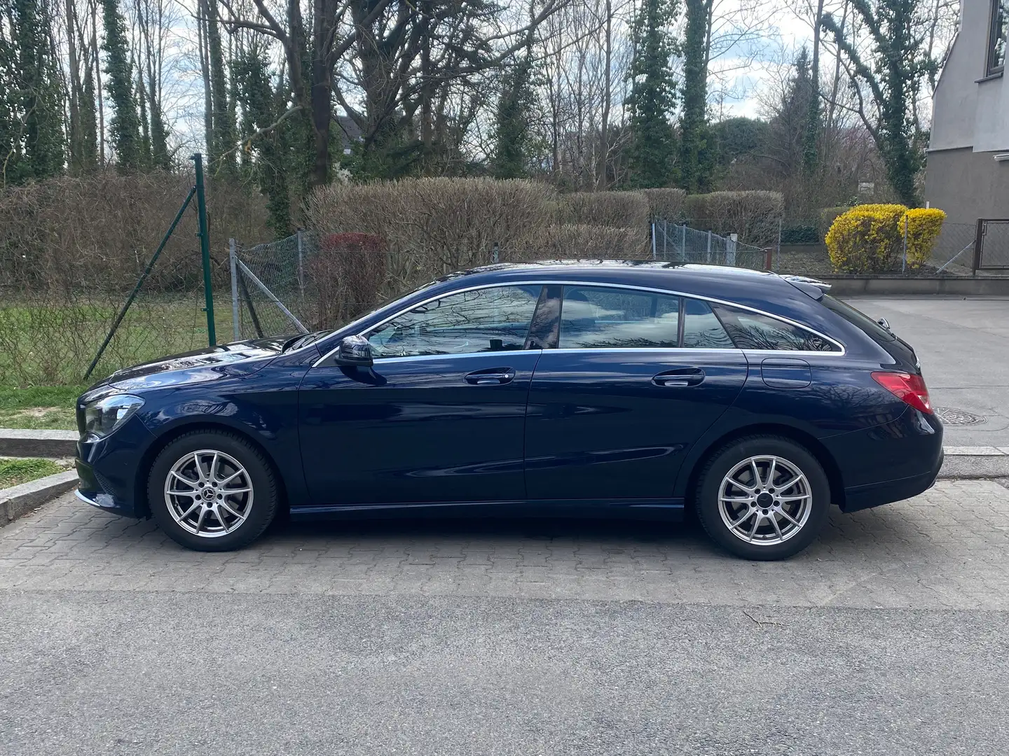 Mercedes-Benz CLA 180 CLA 180 d Shooting Brake Blau - 2