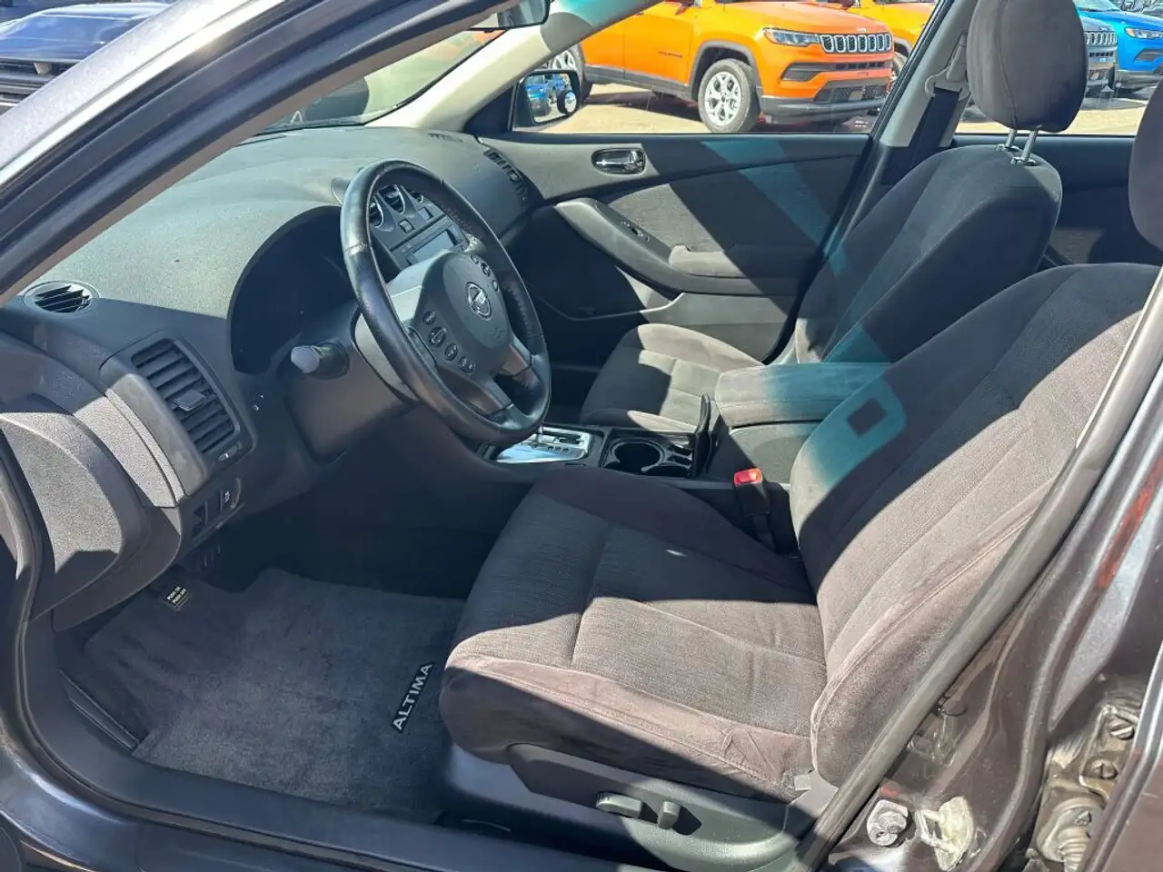 Nissan Altima снимка Nissan Altima
