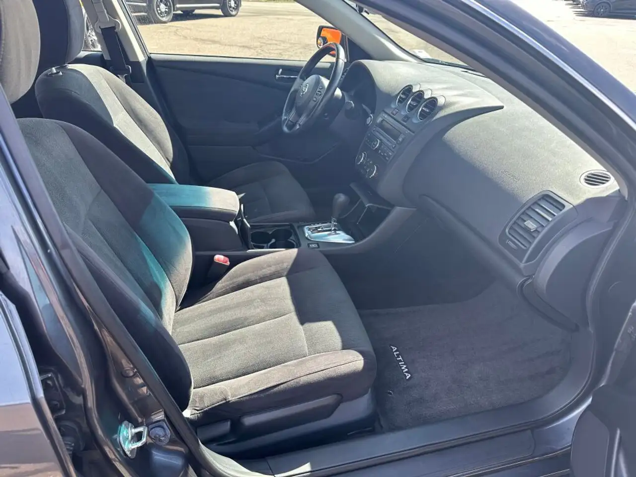 Nissan Altima снимка Nissan Altima