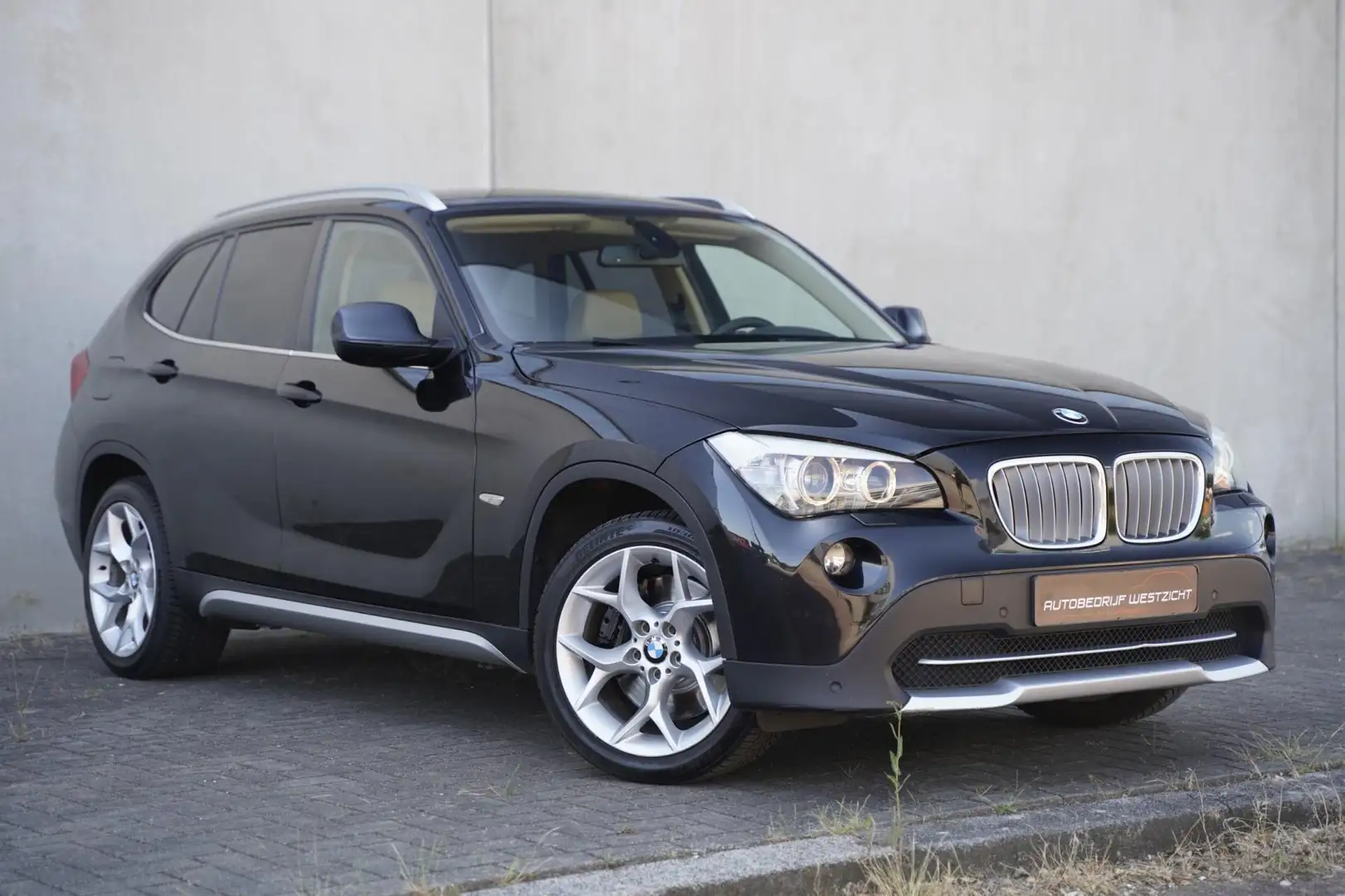 BMW X1 XDrive28i Executive 6 cilinder Automaat, Leder, Xe Zwart - 2