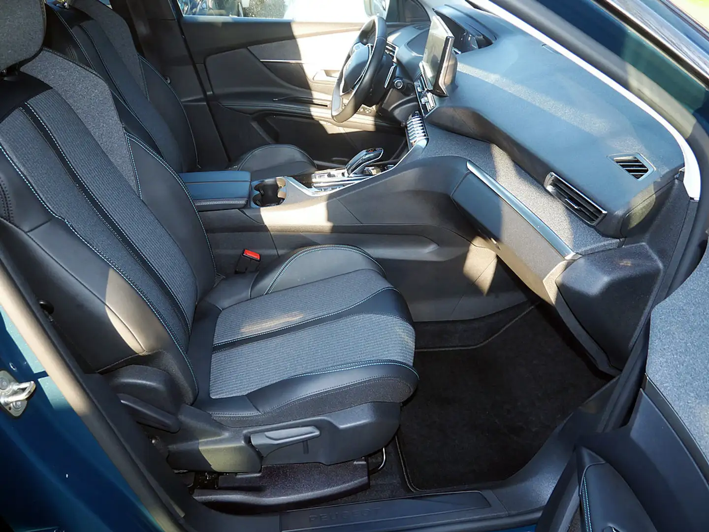 Peugeot 3008 Allure Pack PureTech 130 SHZ AHK ACC LED Blau - 2