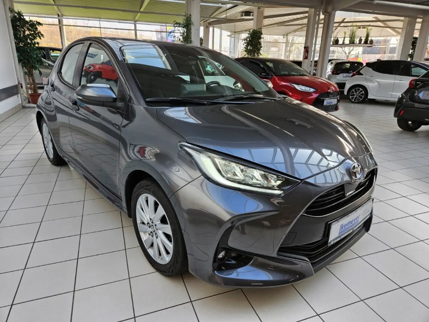 Toyota Yaris 1.5 Team DK Sitzheizung Lenkradheizung Klimaautoma Grau - 2