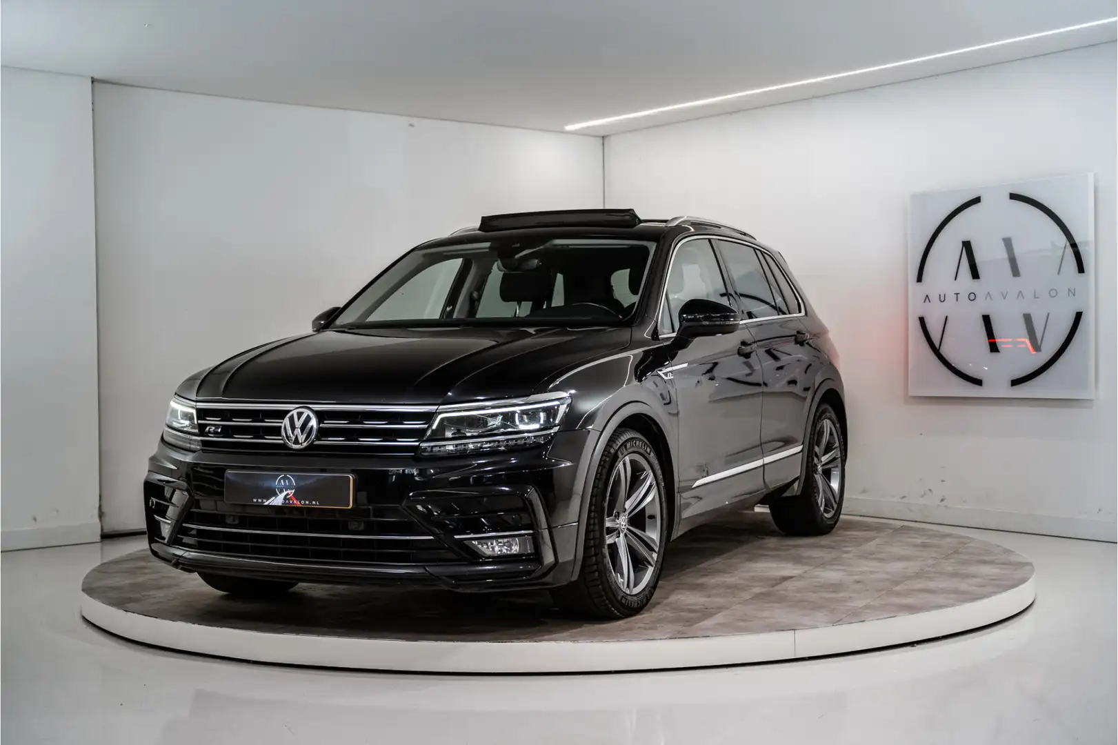 Volkswagen Tiguan 1.4 TSI ACT Highline R-Line 150PK NL AUTO+NAP+1e E Zwart - 1
