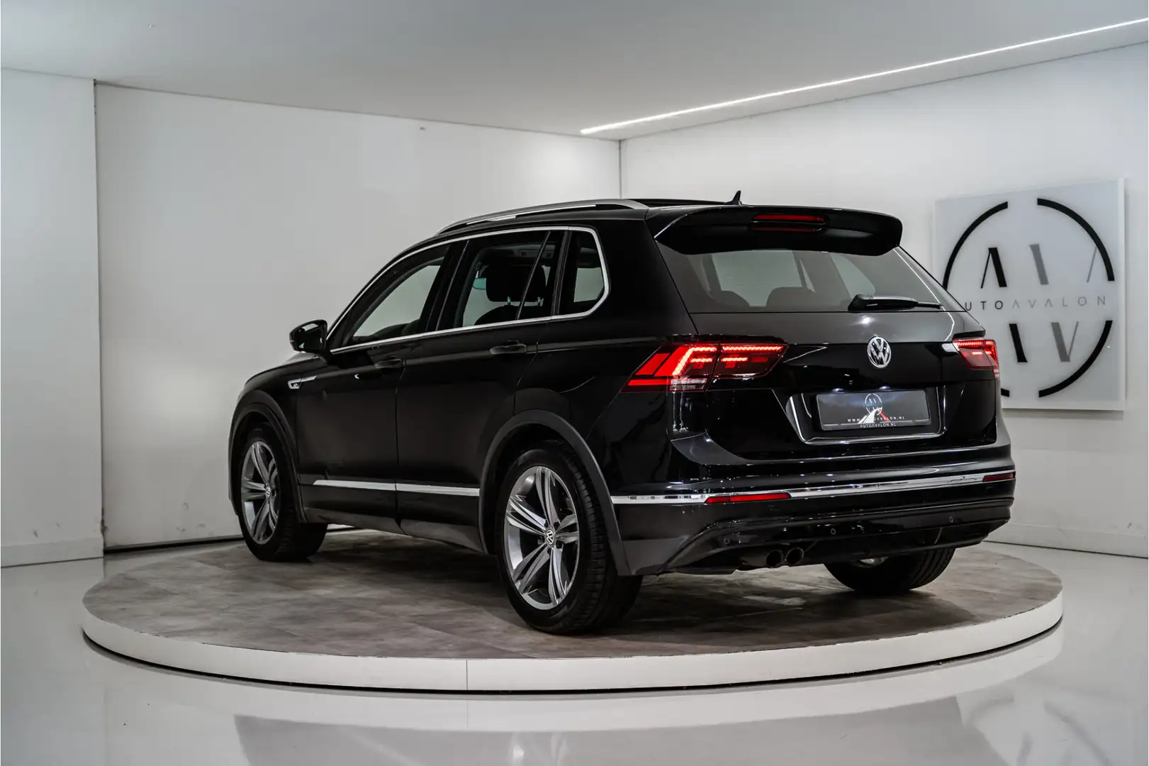 Volkswagen Tiguan 1.4 TSI ACT Highline R-Line 150PK NL AUTO+NAP+1e E Zwart - 2