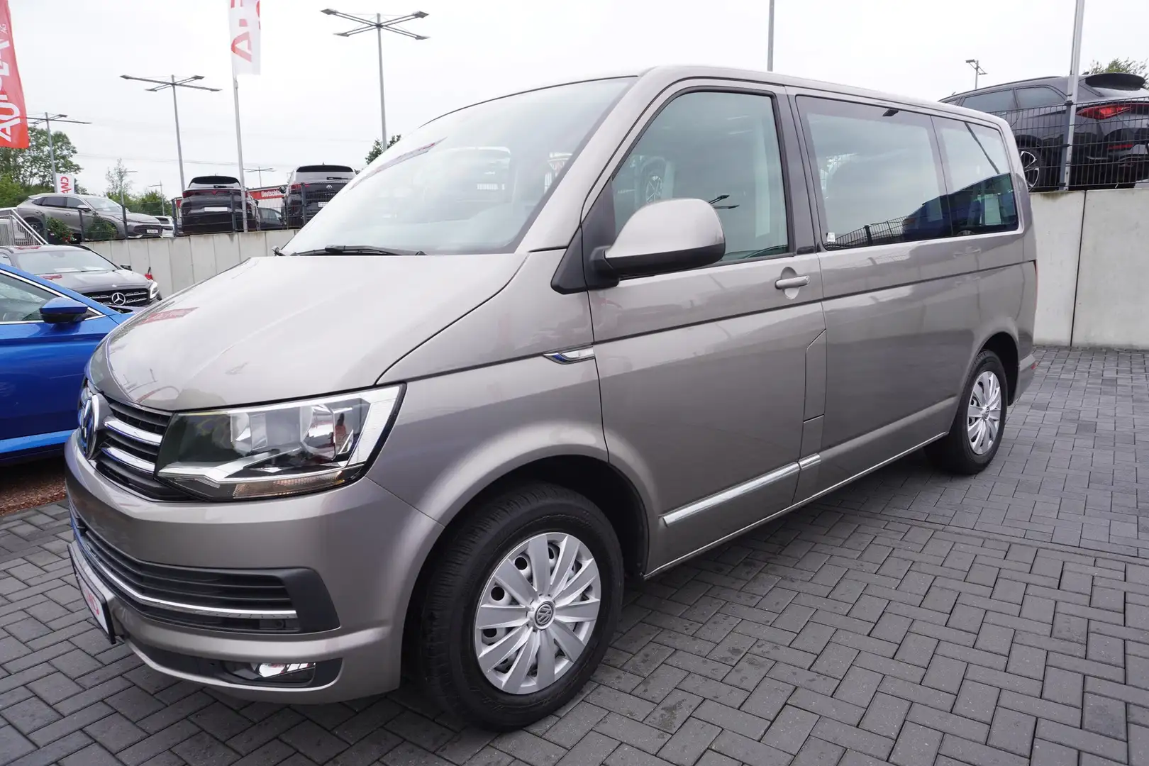 Volkswagen T6 Caravelle 2.0 TSI Navi 8-Sitzer Kamera AHK Beige - 2