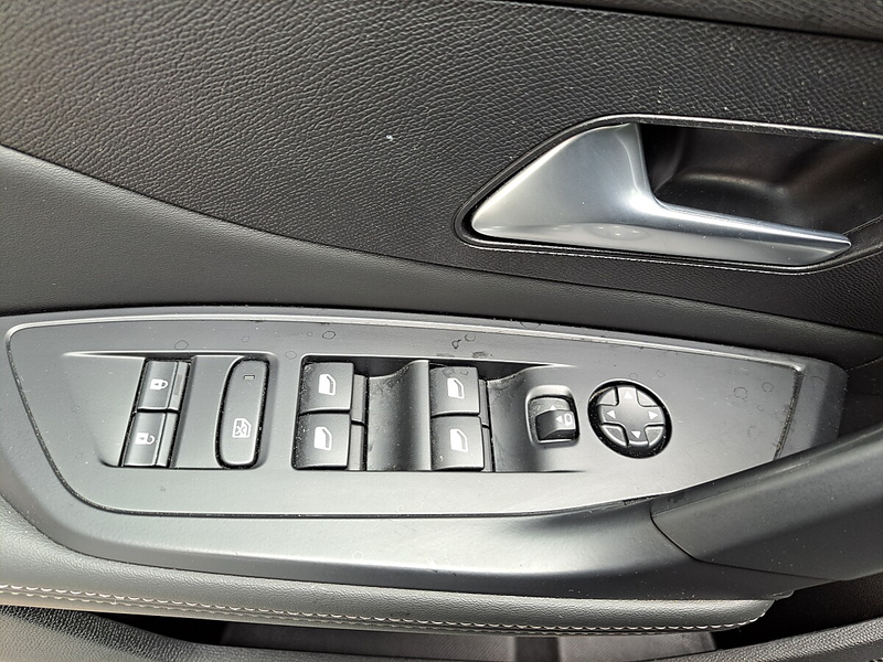 Peugeot 408 HEV 136 e-DCS6 Allure — photo 12