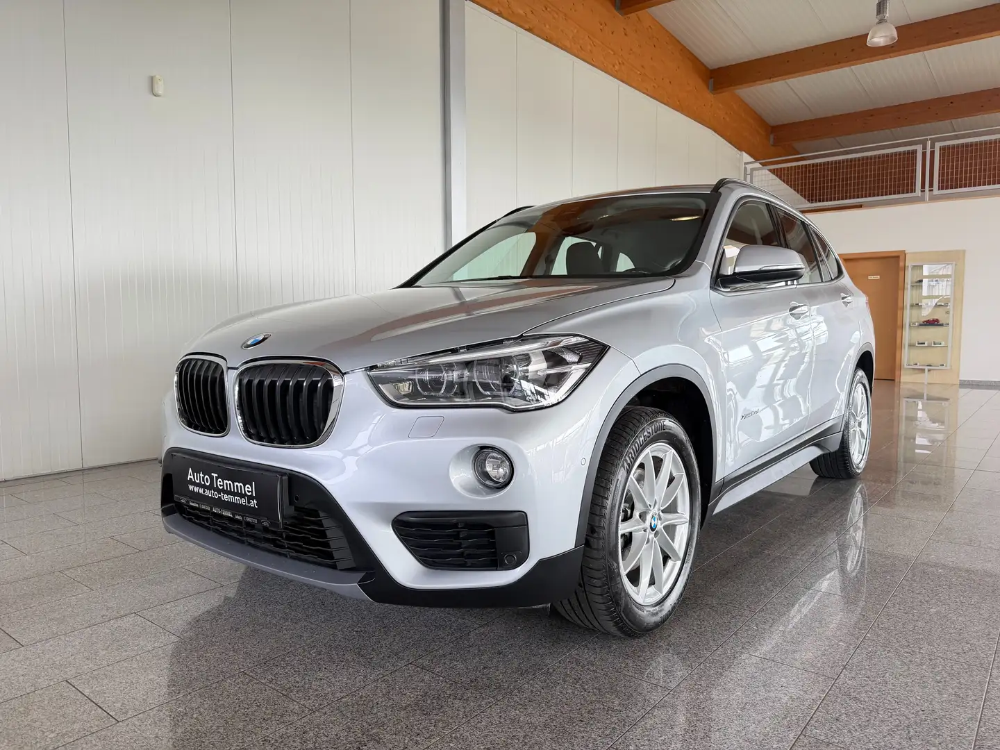 BMW X1 xDrive 18 d Advantage Grau - 2