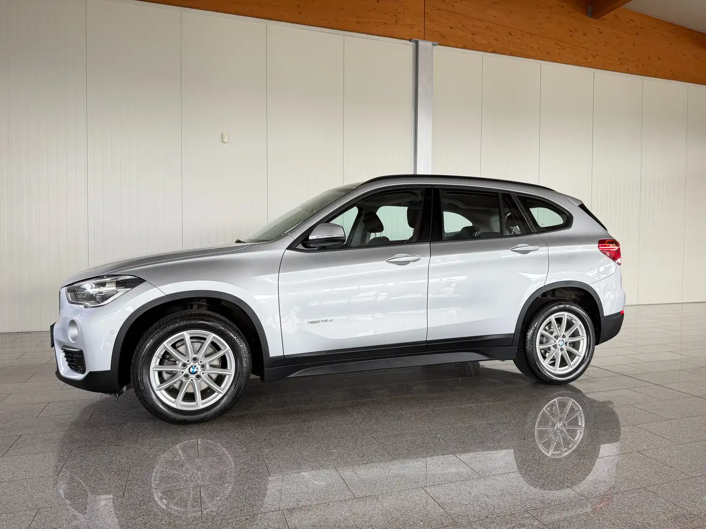 BMW X1 xDrive 18 d Advantage Grau - 1