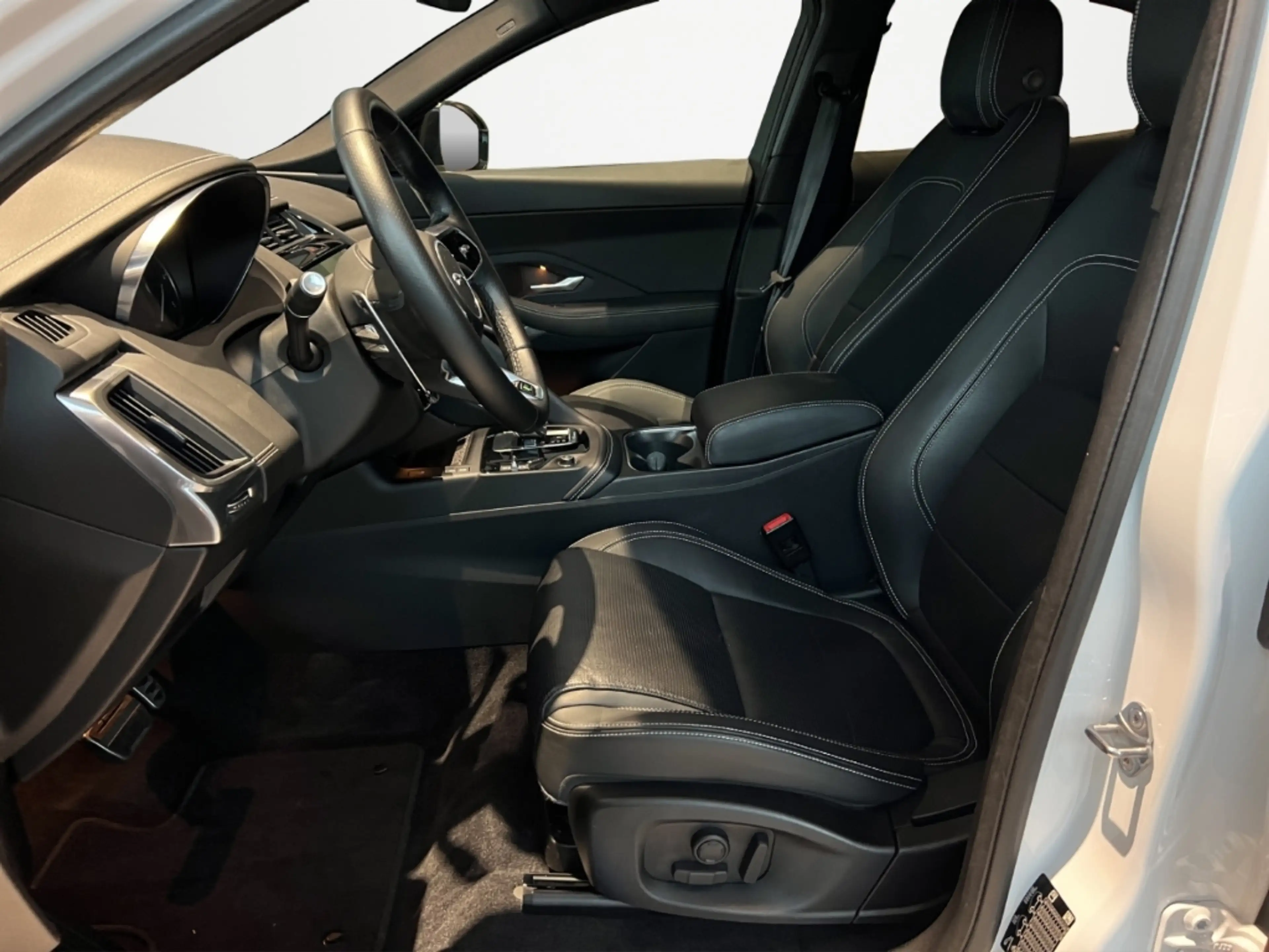 Jaguar E-Pace D200 R-DYNAMIC SE AWD Autom. — photo 11