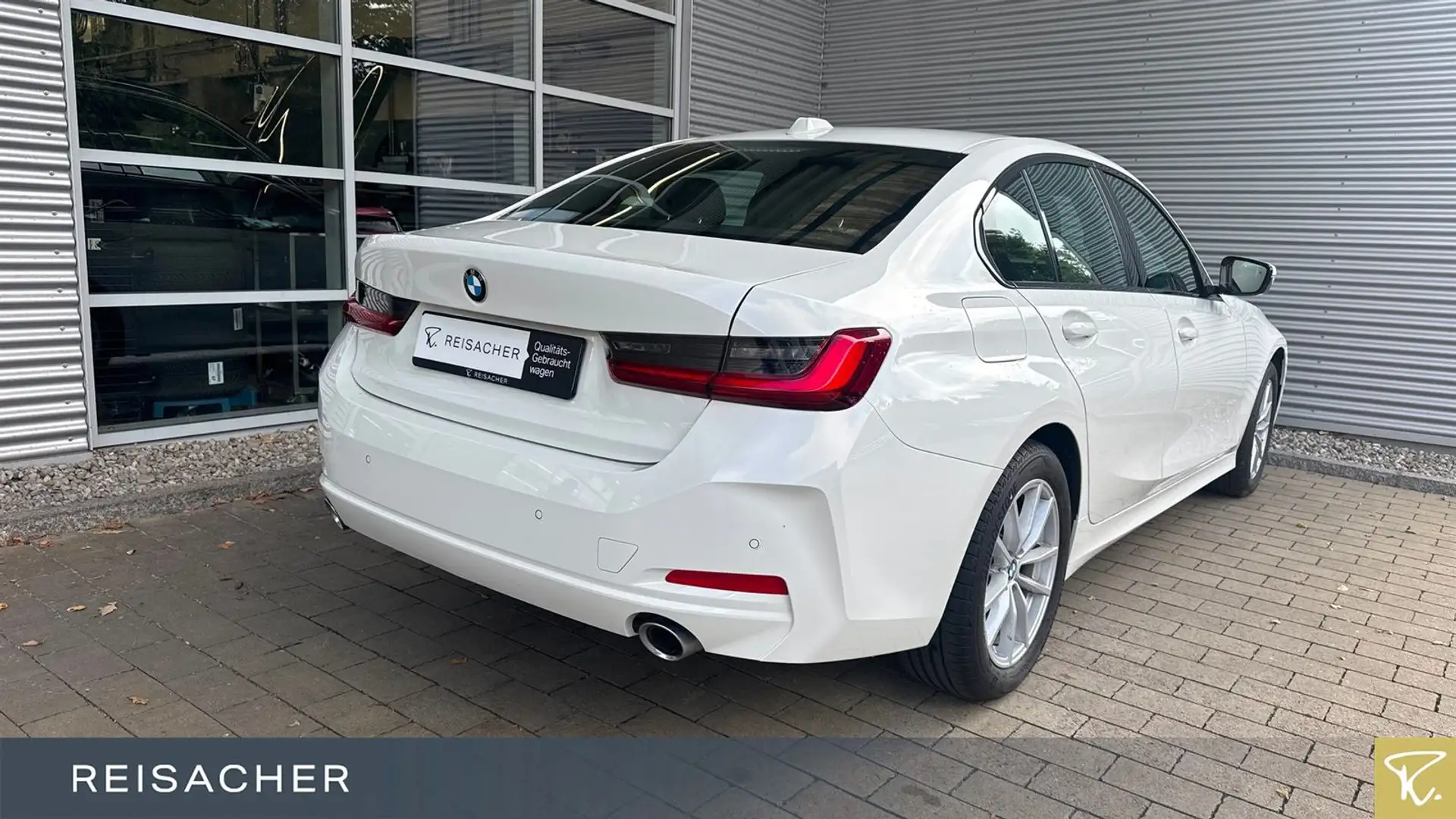 BMW 318 iA Navi Widescreen AHK PDC DAB 17"LM Weiß - 2