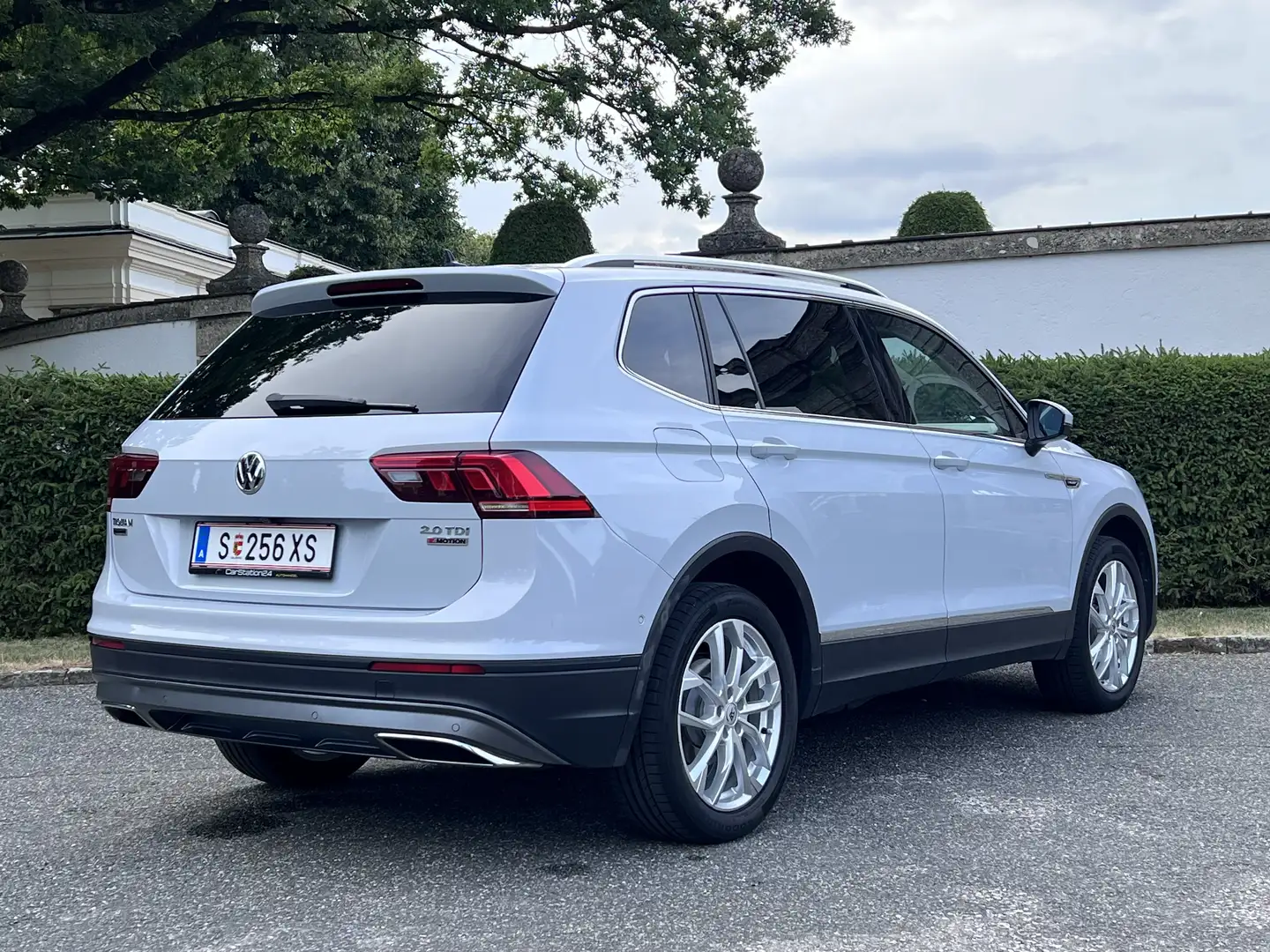 Volkswagen Tiguan Allspace 2.0 TDI  4Motion LED*NAVI* APPLE CARPLAY* Grau - 2
