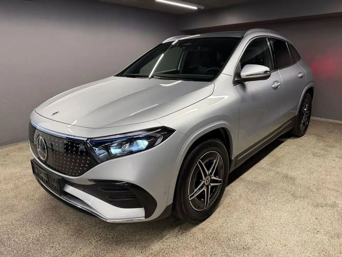Mercedes-Benz EQA 350 AMG 66,5kWh 4Matic Aut. Grau - 2