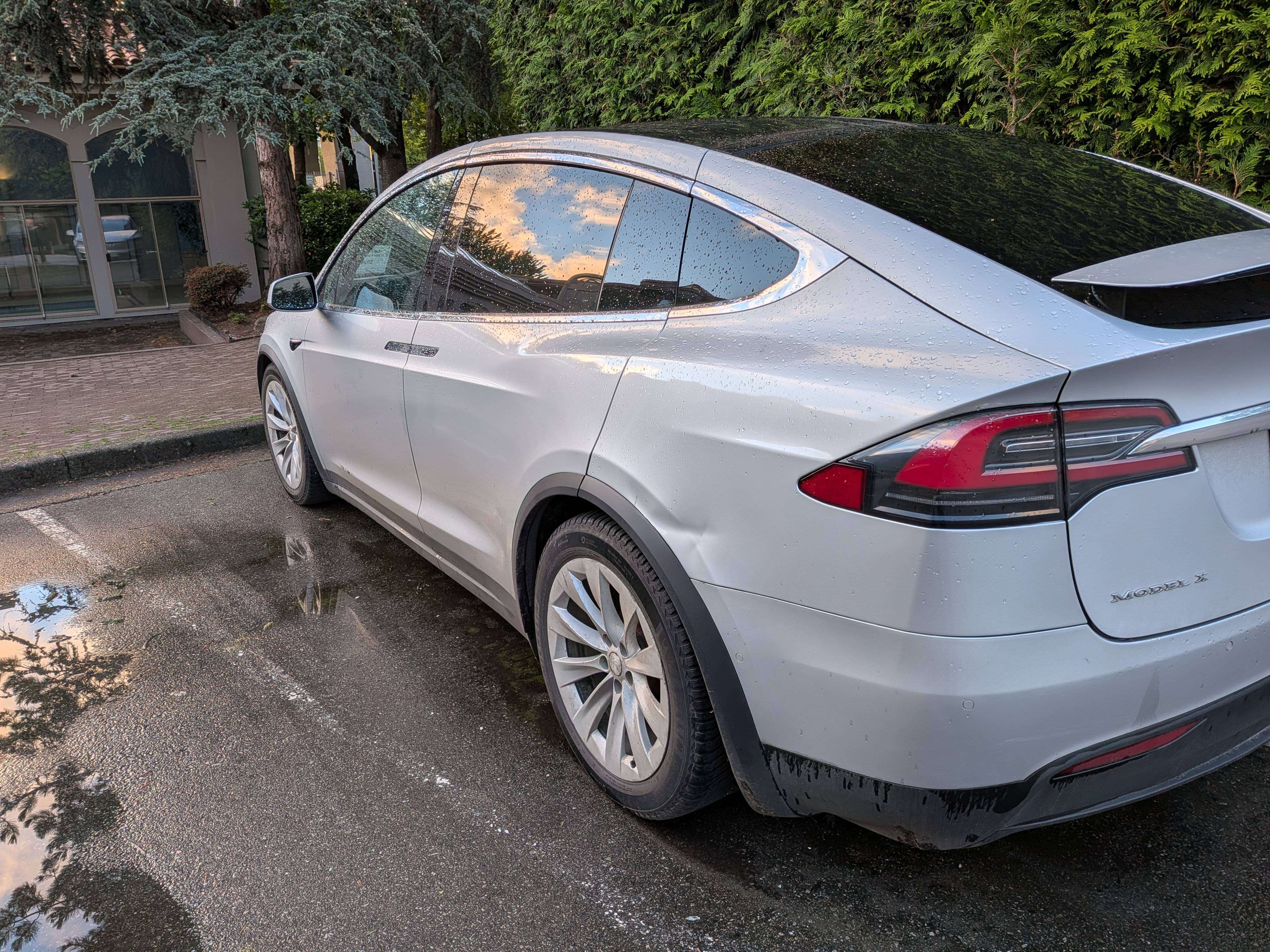 2017 Tesla Model X 75D alt 2