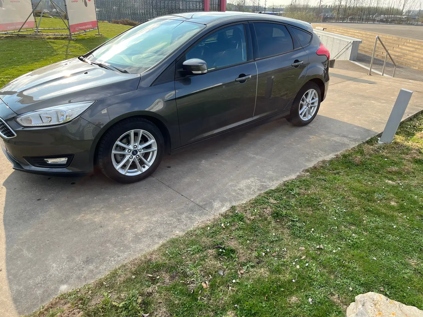 Ford Focus 1.5 TDCI+BusinessEdition-Lisez la Description- Zwart - 2