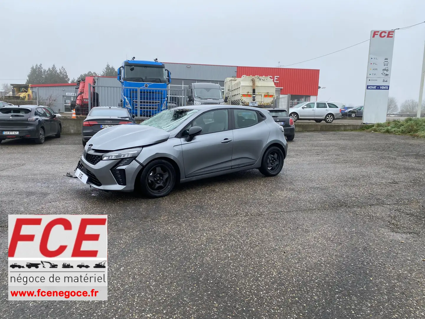 Renault Clio CLIO 1.6i HYBRID/E-TECH 145 endommagée Grau - 1