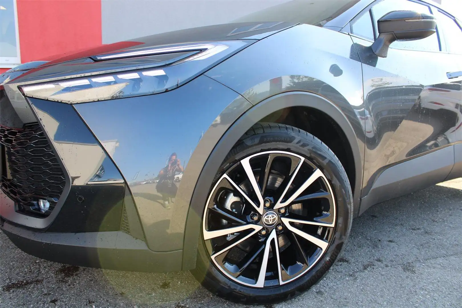 Toyota C-HR - 2,0 l Plugin 4x2 Lounge CVT Grau - 2