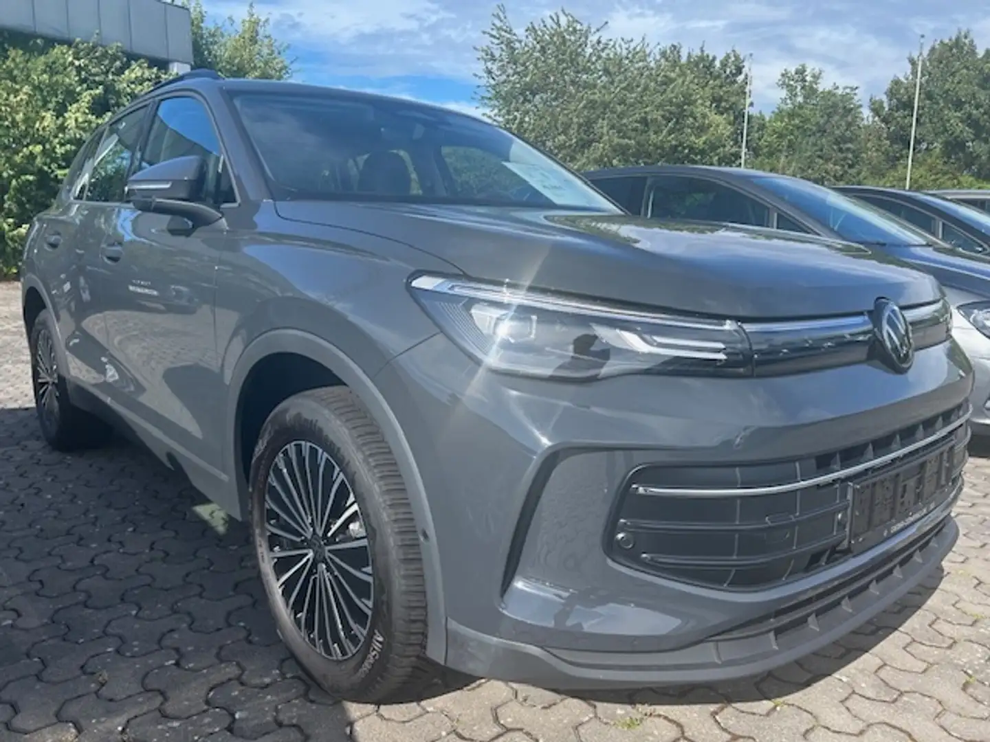 Volkswagen Tiguan "Life" eHybrid DSG, NP: 54.000 € Grau - 2