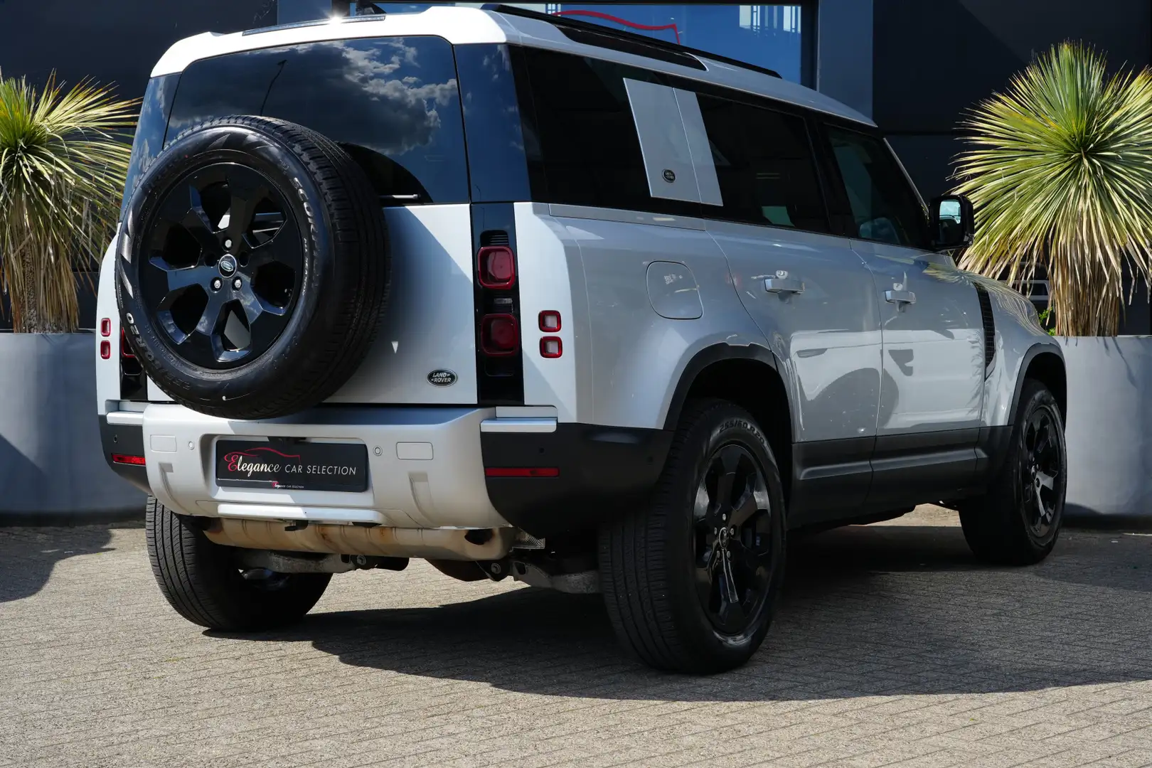 Land Rover Defender 110 2.0 P400e 110 X-Dynamic SE 400pk Panoramadak/S Zilver - 2