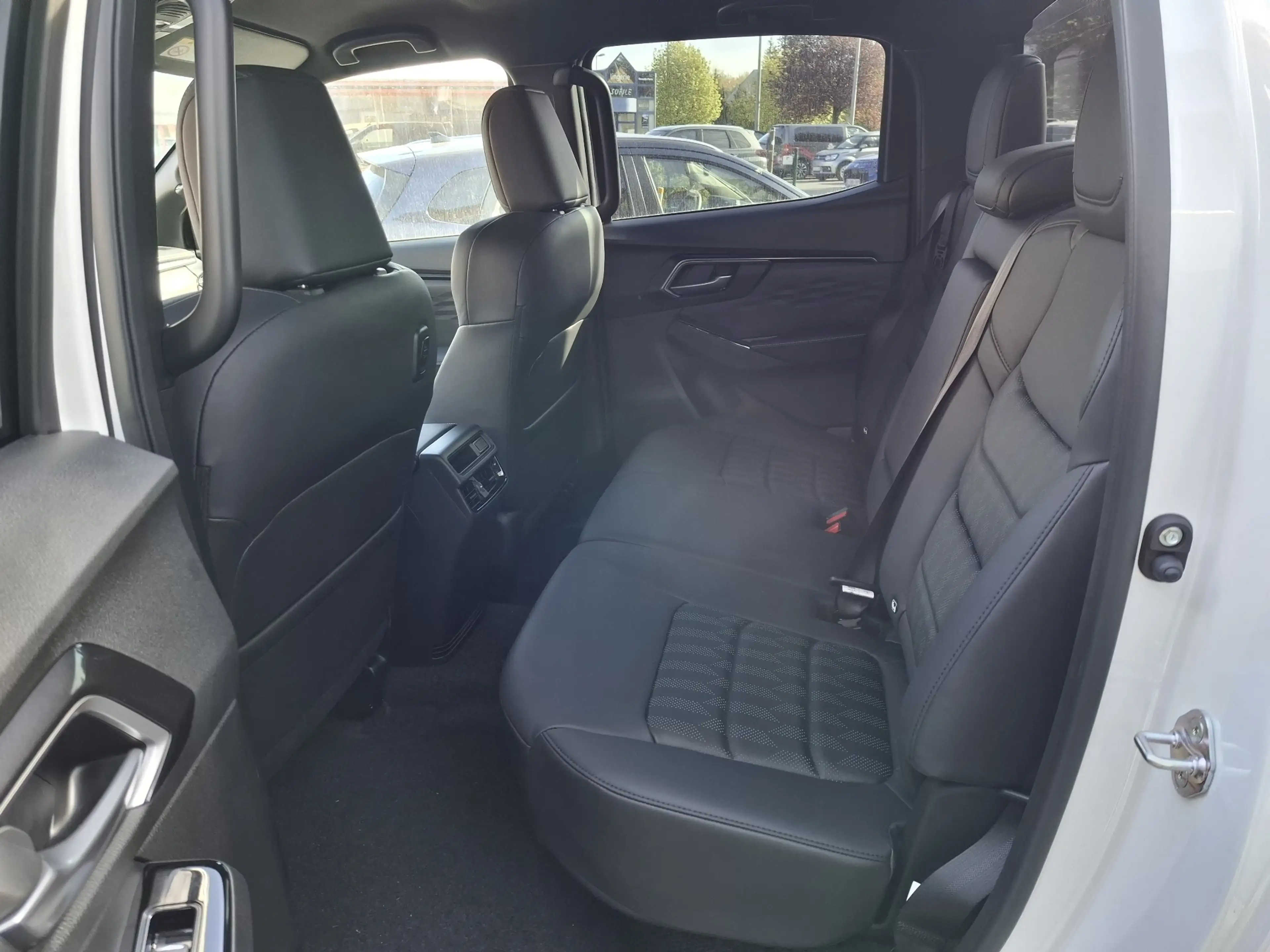 Isuzu D-Max 1.9 Turbo D 4WD V-Cross 41240 HTVA — photo 6