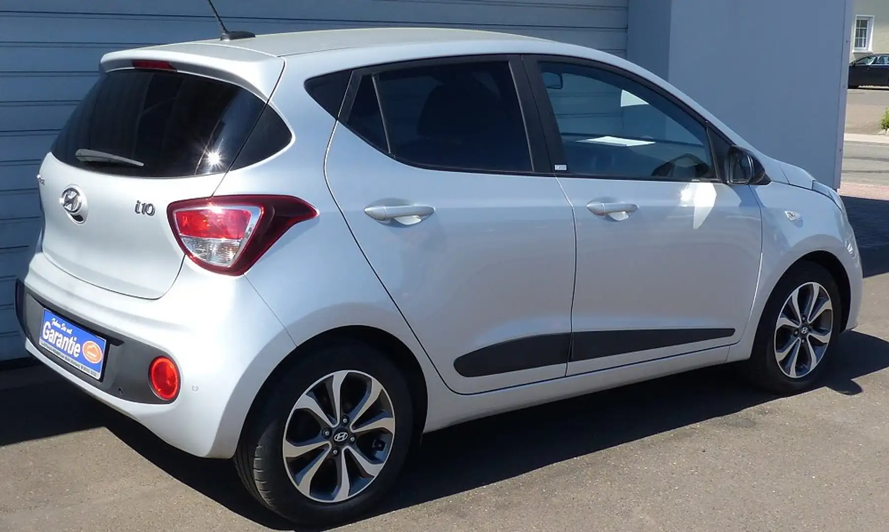 Hyundai i10 Passion + Sehr gepflegt Viele Extras Argent - 2