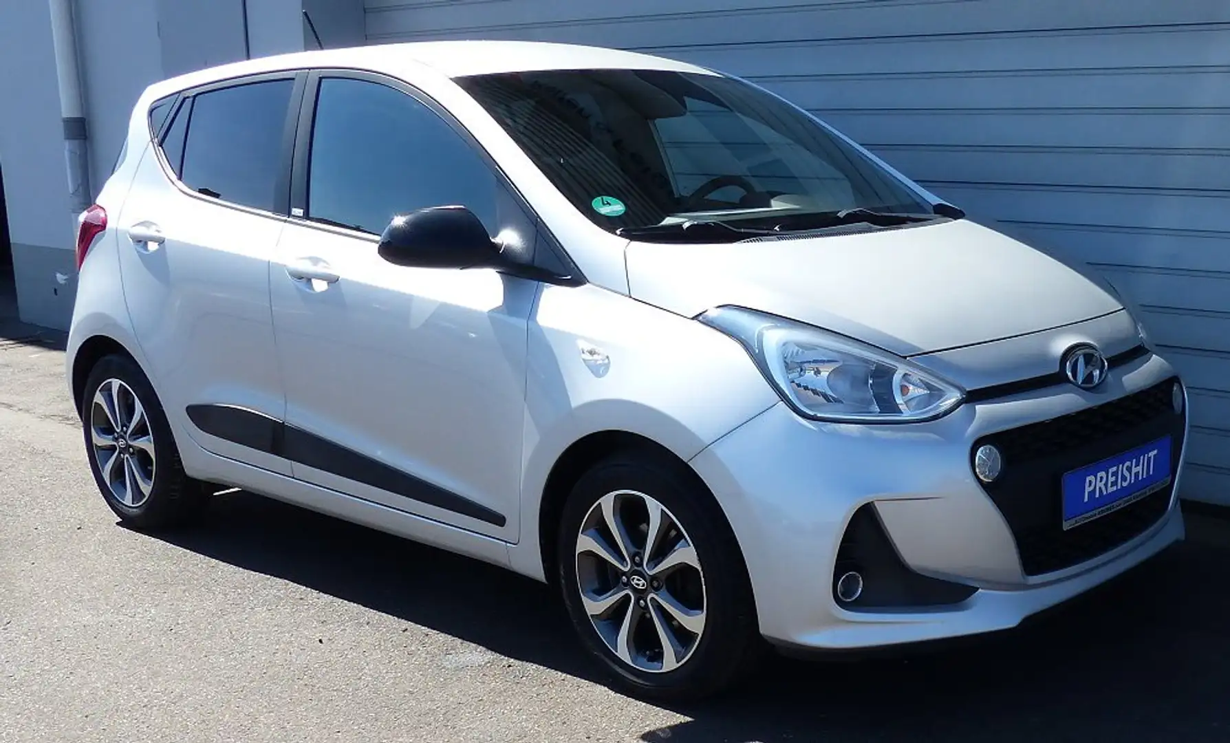 Hyundai i10 Passion + Sehr gepflegt Viele Extras Argent - 1