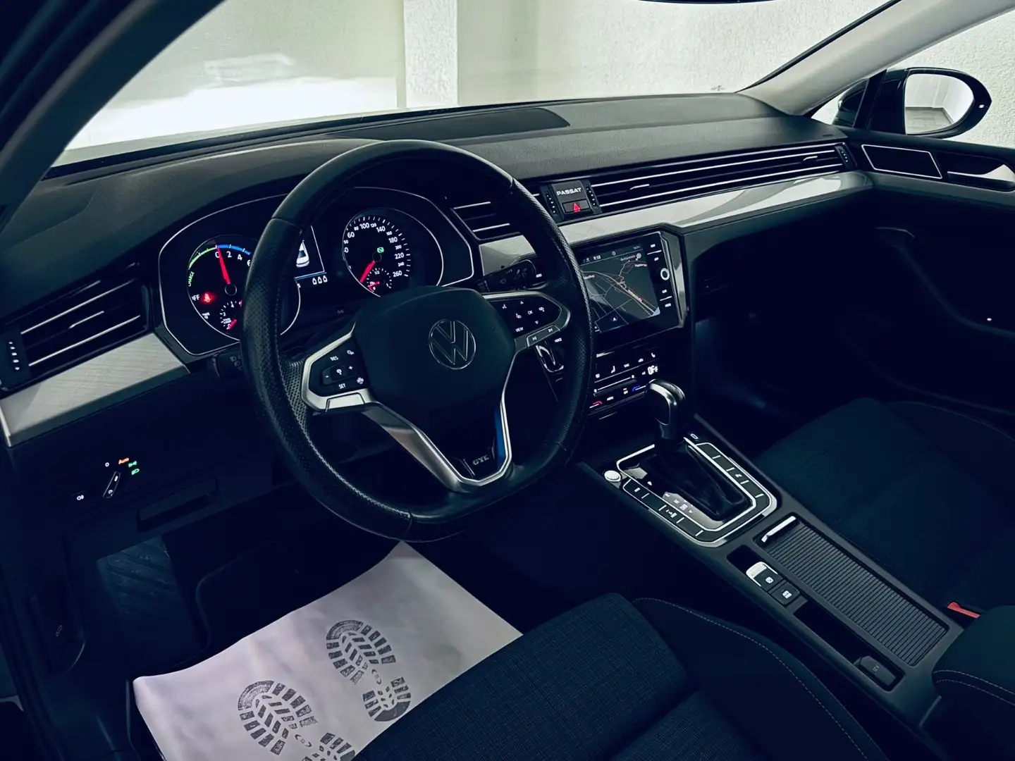 Volkswagen Passat Lim. GTE * 1.HAND * NAVI * R-KAMERA * Schwarz - 2